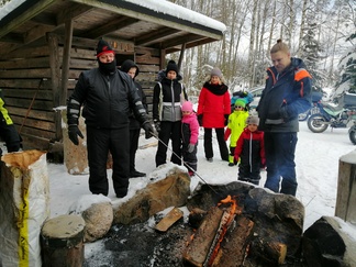Kuninkaankartanon laavulla laskiaspullien ja makkaran merkeissä pienellä porukalla. 2021.02.14